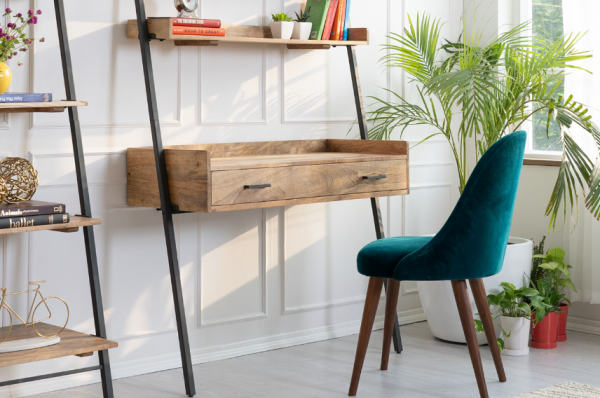 Meja dengan desain alam dan hutan yang menggemaskan